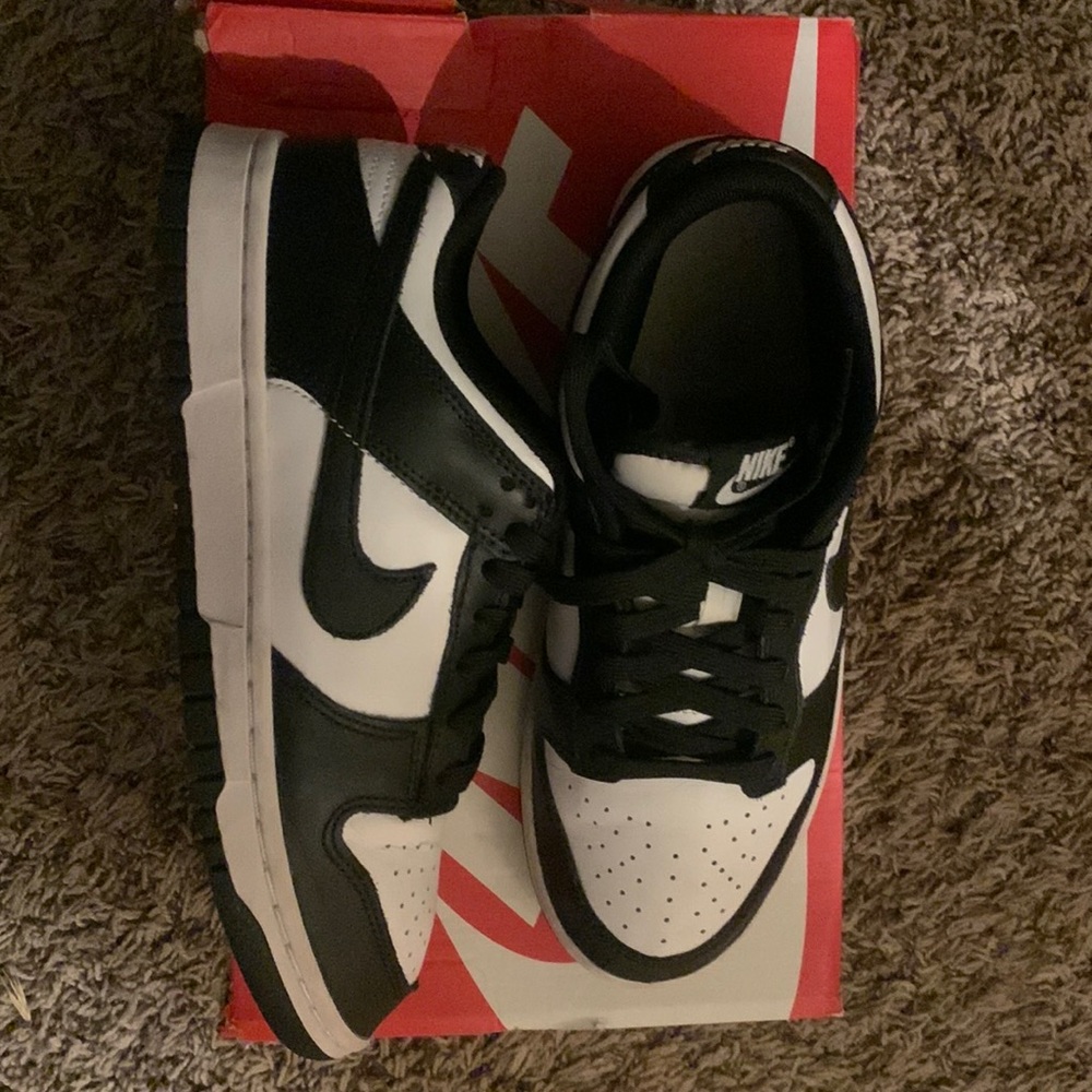 Perfect condition panda dunks. Men’s side 6.5/ Woman’s size 8.5